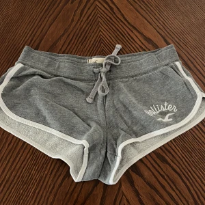 Hollister shorts  - Jag har använt den i 4 gånger max, skönt att ha den när man ska sova eller ute en varm sommardag💕