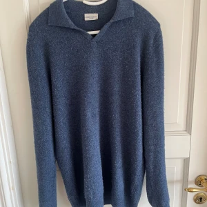 John Henric  - tja nu säljer vi denna riktigt fräsha kasmir  blend tröjan!🤩 | Storlek S | Skick 9/10 | Nypris runt 1,2 | Vårt pris 499 | Tröjan är perfekt nu till vår och sommar!🤩| Släng iväg ett meddelande vid ytterligare frågor mvh resellgarms😃.