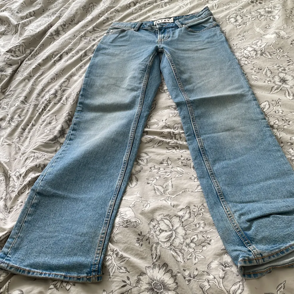 Jätte låga jeans från carlings  Aldrig använda för att de är för stora. det står xs men de passar mer typ s eller m. Köpte för 699. Jeans & Byxor.