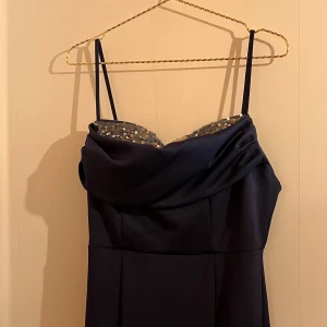 Fin Balklänning 😍 - Fin balklänning🥰  Den är från Shein och bara använd en gång. Storlek M men passar mig som har S, även uppsydd till mig som 167 ca. Vill man se den på kan man komma privat 🤗 