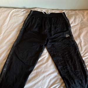 säljer dom här vintage Stüssy trackpants i bra skick, super rare från 90 talet. ”Made in USA” tag. baggy fit, expanderbar midja , reflekterande logo,  Vintage✅  Skriv för frågor eller fler bilder.