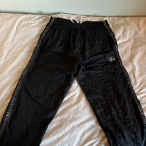 Stussy 1999 Track Pants (RARE) - säljer dom här vintage Stüssy trackpants i bra skick, super rare från 90 talet. ”Made in USA” tag. baggy fit, expanderbar midja , reflekterande logo,  Vintage✅  Skriv för frågor eller fler bilder.
