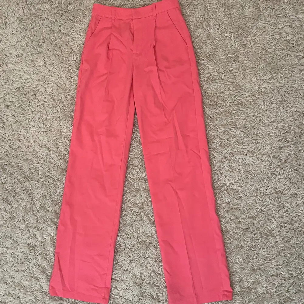 Super coola rosa kostymbyxor i super bra skick💕 säljer då de inte används💕. Jeans & Byxor.
