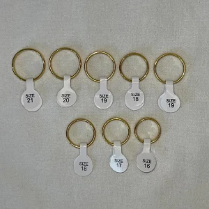 Rostfritt Stål Guldringar i olika storlekar  - Storlek: 16, 17, 18, 19, 20, 21. 4 mm Meddela mig vilken storlek du vill ha🫶🏻. Kan mötas upp i Örebro.