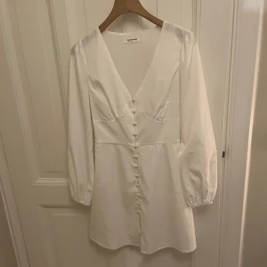 Vit klänning  - Super fin vit klänning till sommaren!☀️☀️ säljer i super bra skick då den inte kommit till användning