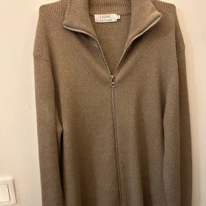 Stickad tröja  - Stickad tröja från märket LJUNG. Knappt använd av killen och nypris ligger på 1200kr. 💘