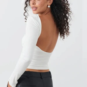 Topp med öppen rygg - Halia topp med öppen rygg i vit, från bikbok🫶🏽🤍