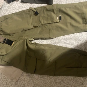 gröna Joggingbyxor från BERSHKA  - Ganska bekväma byxor, men jag har haft dem länge och jag använder dem inte längre alls, det är inga skador