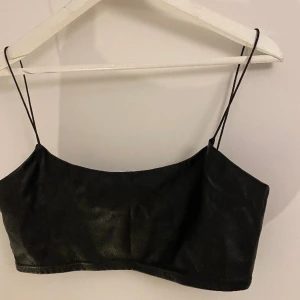 Skinntop - Använd fåtal gånger. Skulle mer säga att det är strl 38. 