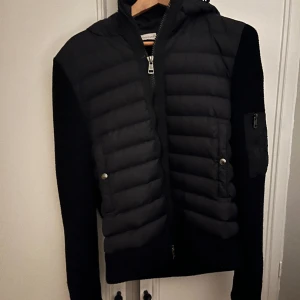 Moncler cardigan - Hej säljer min moncler cardigan, använd några gånger. Men ny skick.  Storlek size 1 (S). Hör av en kring frågor och funderingar.  