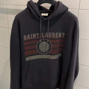 Väldigt efterfrågad tröja från saint Laurent. har bevis på att den är köpt av Marcus Rolf. Är inte helt säker om jag vill släppa den men hör av er så ser vi om vi kan lösa något.