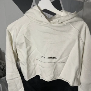 C’est normal croppad hoodie  - Använd ett fåtal gånger 