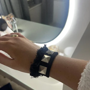 Jeans armband - Super snyggt svart jeans armband 🖤😇 köpt från donttossit.