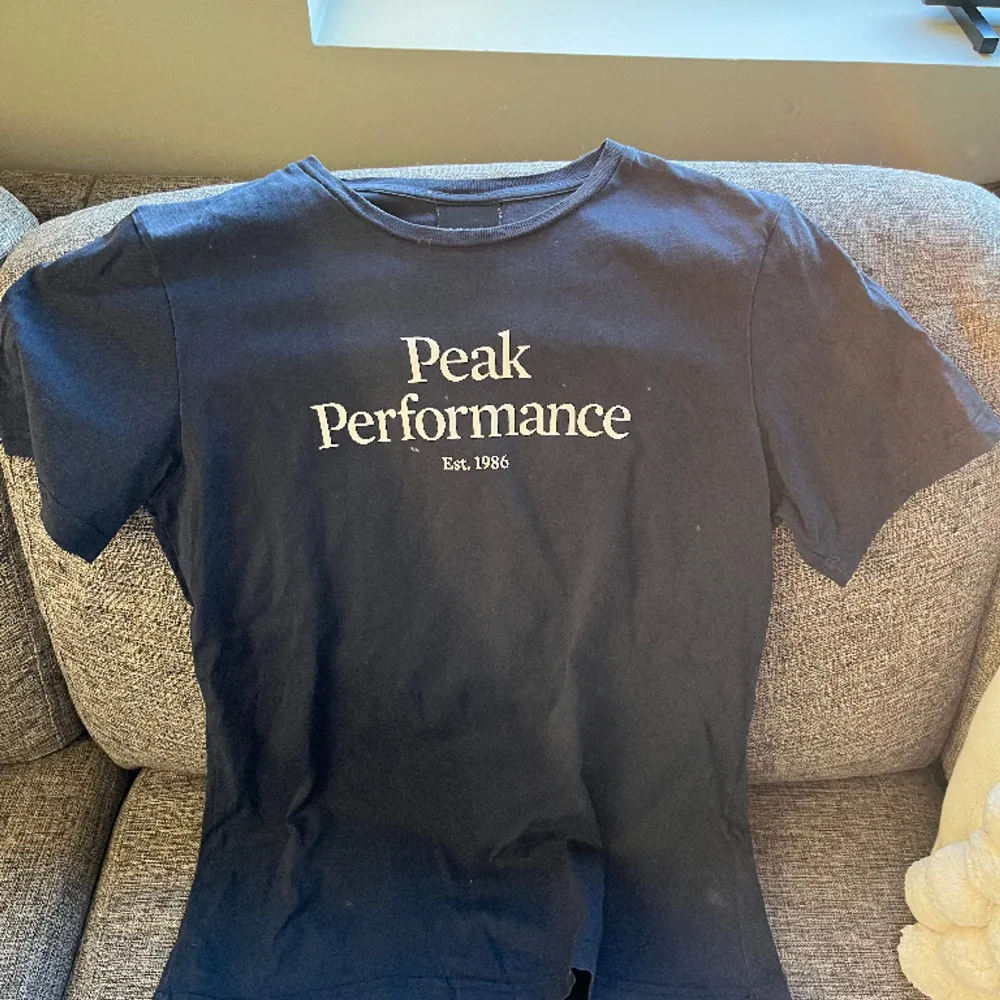 Säljer en Peak performance T-shirt i färgen svart/ mörkblå! Storlek xs!✌🏽 säljer den för 50kr😁. T-shirts.