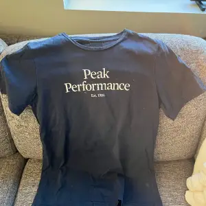 Säljer en Peak performance T-shirt i färgen svart/ mörkblå! Storlek xs!✌🏽 säljer den för 50kr😁