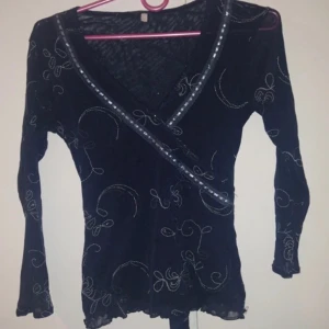 Omlottopp  - Supersnygg marinblå omlottopp i meshliknande material med glittrigt mönster👼💕Passar Xs-M då den har stretch. Skriv vid funderingar och kolla in mina andra annonser🫶