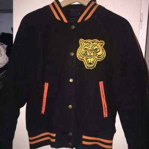 Vintage Depalma  Fight Club Los Angeles Varsity Jacket. Fodrad. Knappt använd. Fint skick!  Oklar storlek men uppskattar att den är i strl S.