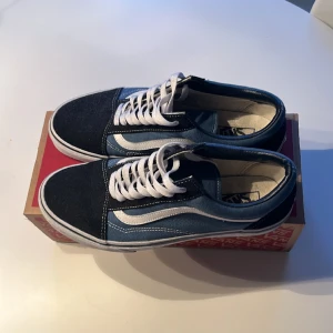 Vans skor - Vans skor i en väldigt populär modell. Kommit till användning fåtal gånger, de vita är en pappers bit som jag glömde ta bort vid användning. Strlk 43 hör av dig vid frågor!