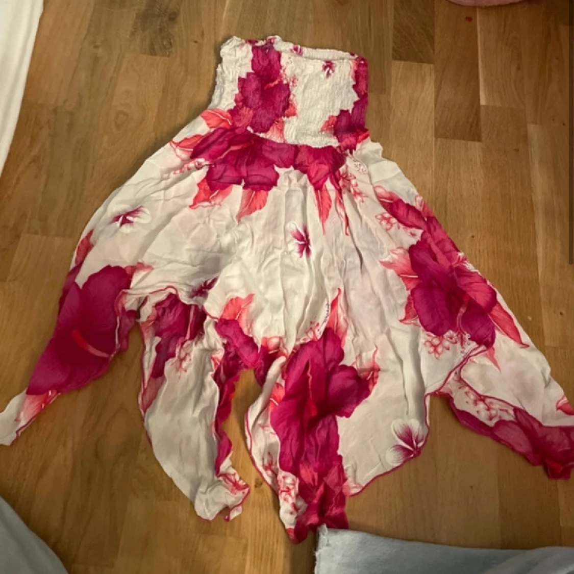 Blommig klänning kort 