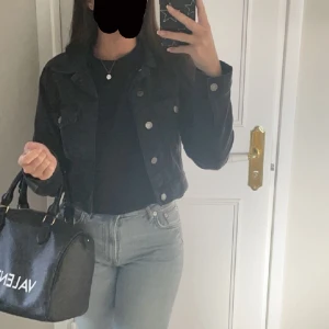 Jeansjacka  - Säljer den här fina grå/svarta jeansjackan ifrån H&M använd fåtal gånger så i nyskick. Köpt i år, men kommer tyvärr inte till så mycket användning. Den är lite kortare så den slutar ungefär vid midjan vilket jag själv tycker om! Slutsåld på H&M!