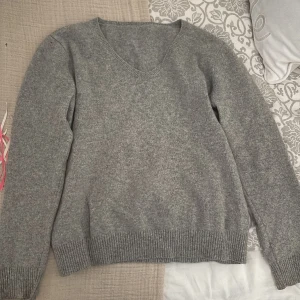 Stickad tröja  - Stickad tröja med veringning vet inte var den är ifrån men den är super fin men kommer tyvärr inte till användning längre
