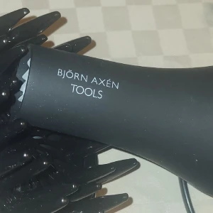 Hårtork Björn Axen - Sparsamt använd hårfön med lång sladd. Inköpt via lyko våren 2023. Använder inga värmeverktyg alls så säljer av allt. 200kr plus frakt. 