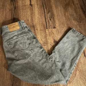 Jeans  - Tjena, säljer nu mina loose/chris jeans ifrån Jack&Jones. Storlek 29/30 i väldigt bra skick. 