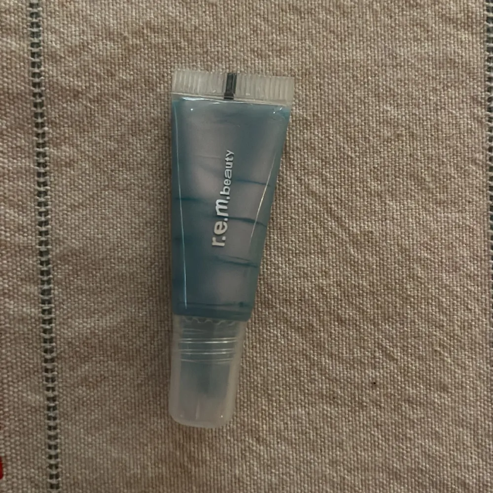 Limited edition mini plumping lip gloss 5ml i färgen blue moon💙Helt ny, aldrig testad. Sista bilden visar hur den ser ut på!😍. Övrigt.