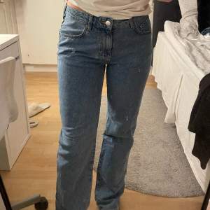 Low straight jeans från bikbok som knappt är använda! Nypris är 699kr 
