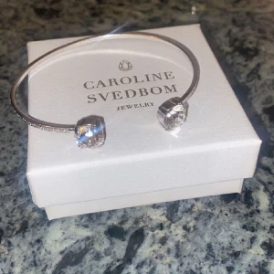 Caroline Svedbom armband - Säljer mitt jättefina armband från Caroline Svedbom i silver med ljusa stenar. Nyskick med boxen kvar❤️ Justerbar storlek, passar både smala och bredare handleder. Nickelsäkert! Nypris 595 kr. Skriv vid funderingar och kolla in mina andra annonser💞😇