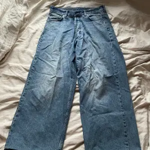 Astro loose baggy jeans från weekday i blå förg. Uppsydda till 31/31. 