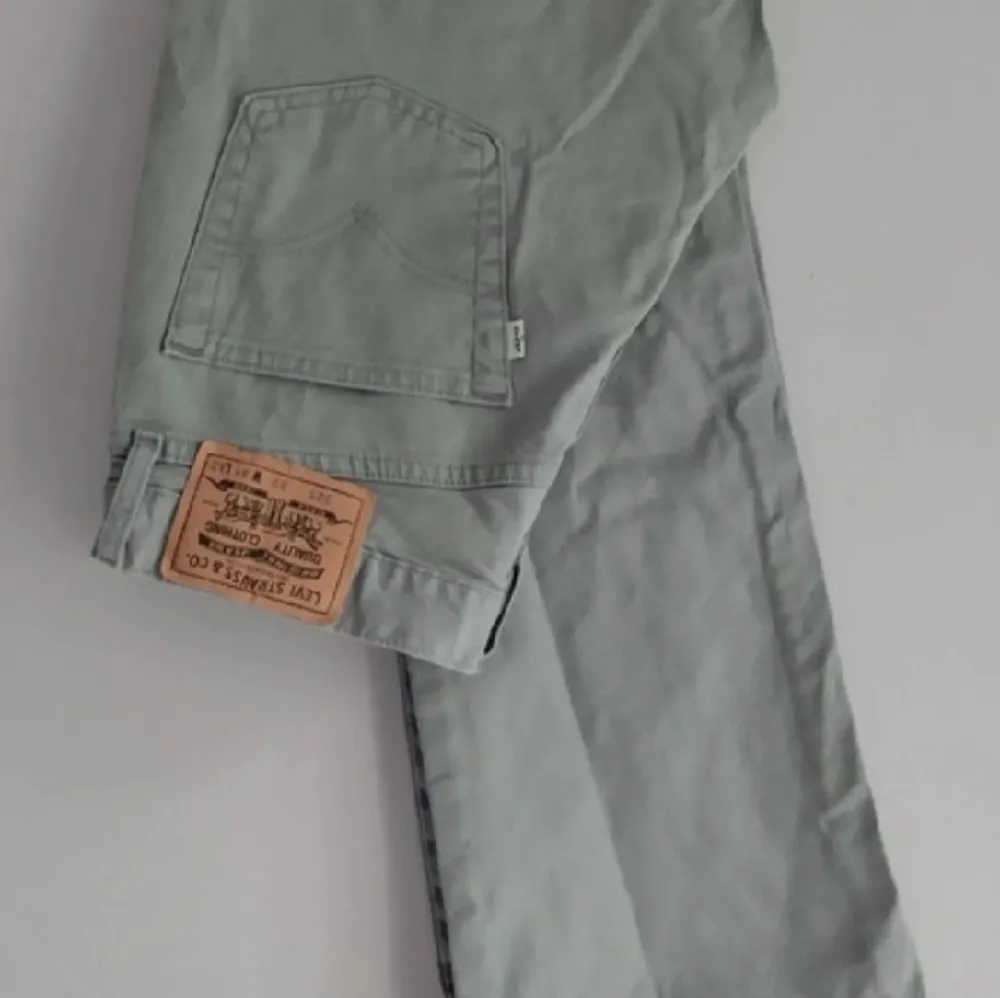 Säljer mina sååå snygga gröna Levi’s jeans!💚. Jeans & Byxor.
