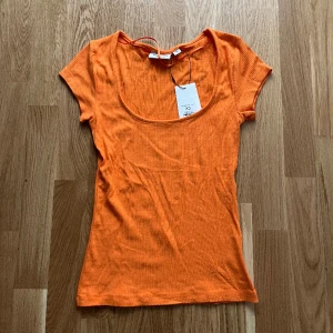 Orange topp - Orange topp i nyskick med prislapp kvar! Superfin modell och passform. 