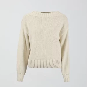 Stickad tröja från Gina! - Stickad tröja med vid båtringning. Tröjan är vit/begie och har ribbstickning i nederkant. Skriv om ni har några funderingar. Pris kan diskuteras vid snabb affär