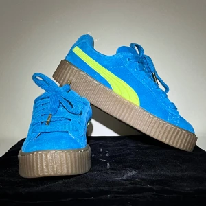 Creeper phatty fenty x puma - Helt nya oanvända sneakers från fenty x puma. Säljer då det tyvärr är fel färg för mig 🫤I färgen turkos/lime. Finns både turkosa och vita skosnören med 🎉 nypris: 1599kr