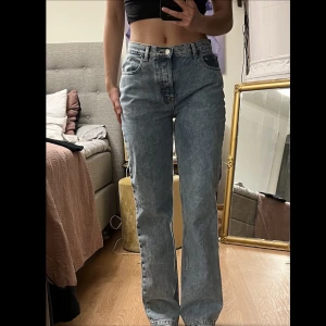 Jeans  - Ljusa vindageblå jeans i 90-talsstil från ASOS Design i storlek W28 L32. Passar perfekt för mig i längd som är 172cm. Skulle säga att de passar som W26/W28 i midjan. Knappt använda. Nypris 399kr