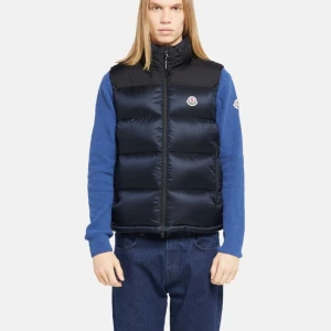 Moncler västar (helt nya) - Helt nya Moncler dunvästar, finns även i lila. Skriv vilken storlek du skulle vilja ha så löser vi de.