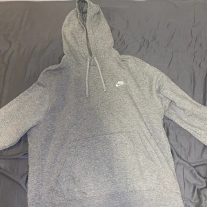 Nike Hoodie - Helt vanlig Nike hoodie köpt på zalando. Nypris 750 använt en gång så kan tänka mig 400 kan sänkas vid snabb affär 