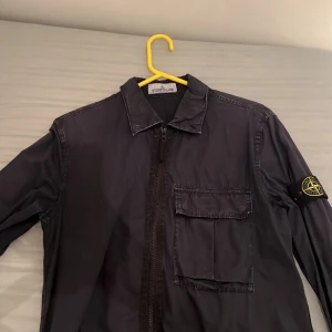 Stone island Jacka  - Tjena, säljer min stone island jacka storlek M, säljes i befintligt skick då den är rätt gammal och använd i min ägo. Jackan köptes i klädbutiken Joel, säljer den då jag har ingen behov av den längre 
