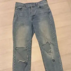 Vida ljusblåa jeans med hål på knäna från H&M. Köparen står för frakten 😊