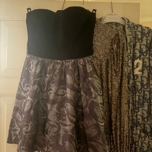 Valerie klänning  - Klänning från Valerie Svart och lila 