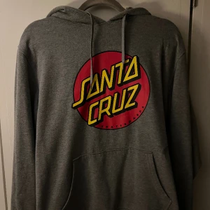 Santa Cruz  - Snygg tröja/skate tröja 7/10 Cond ett märke på sidan men går nog bort i tvätten. I storlek medium 