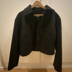 Zara jacka - Säljer nu min Zara jacka som inte kommer till användning, bra skick. Nypris 859kr, mitt pris 300kr men går att diskutera. Hör av dig för fler bilder