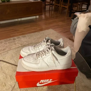Nike Air Force 1 - Ett par fräscha Nike Air Force 1. Skorna är knappt använda men visar små tecken på användning i form av små crease märken samt lite smuts. Nypris kostar dem 1300 men mitt pris är 500 då dem är använda. Kom gärna med frågor och funderingar.