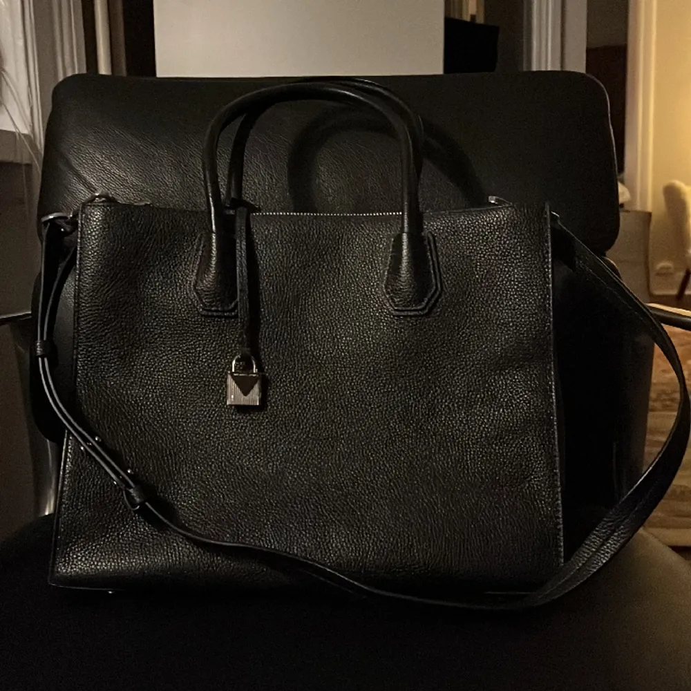 Jättefin Michael Kors väska. Svart med silver detaljer och beige insida. Köpt för några år sedan och har inga skador. Skriv till mig om ni vill ha fler bilder.. Väskor.