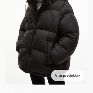 Pufferjacket - Intressekoll på min jacka, innan den säljs måste jag hitta en annan. Men den används inte, från hm Köptes förra vintern men använd i gott skick, fler bilder vid intresse, den har en tytte liten röd fläck på högra armen men inget man tänker på