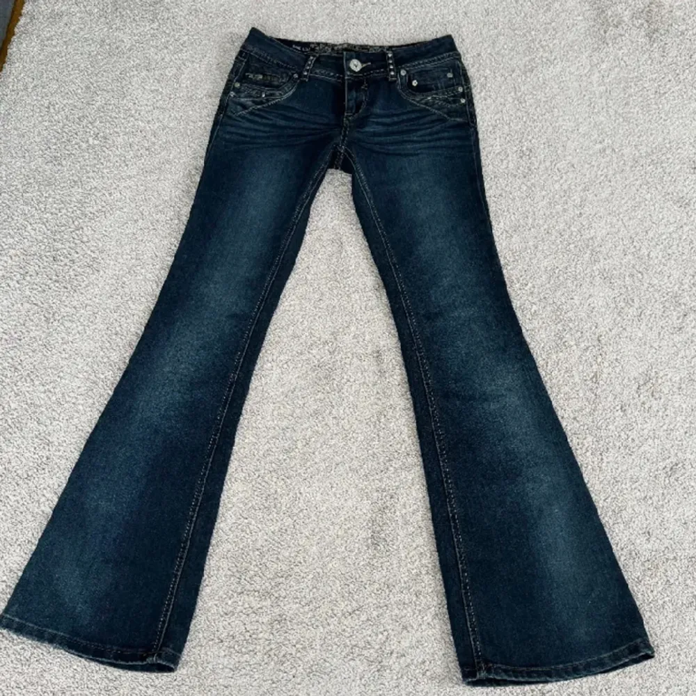 Ascoola y2k jeans i bootcut modell! Köpt här på Plick men var tyvärr för långa för mig. Midjemått: 76 cm Innerbenslängd: 84 cm. Jeans & Byxor.