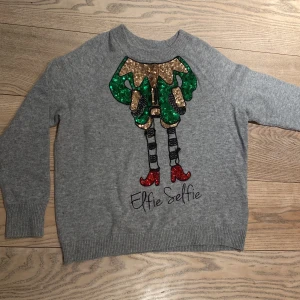 Jultröja - Oanvänd jultröja H&M samarbete med Katy Perry. Stl M. Fint skick! Djur-och rökfritt hem.