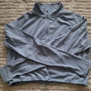 Iciw tröja - Ljublå tunn croppad träningströja som är jätteskön. Dragsko i midjan. Perfekt skick! Passar en S också.