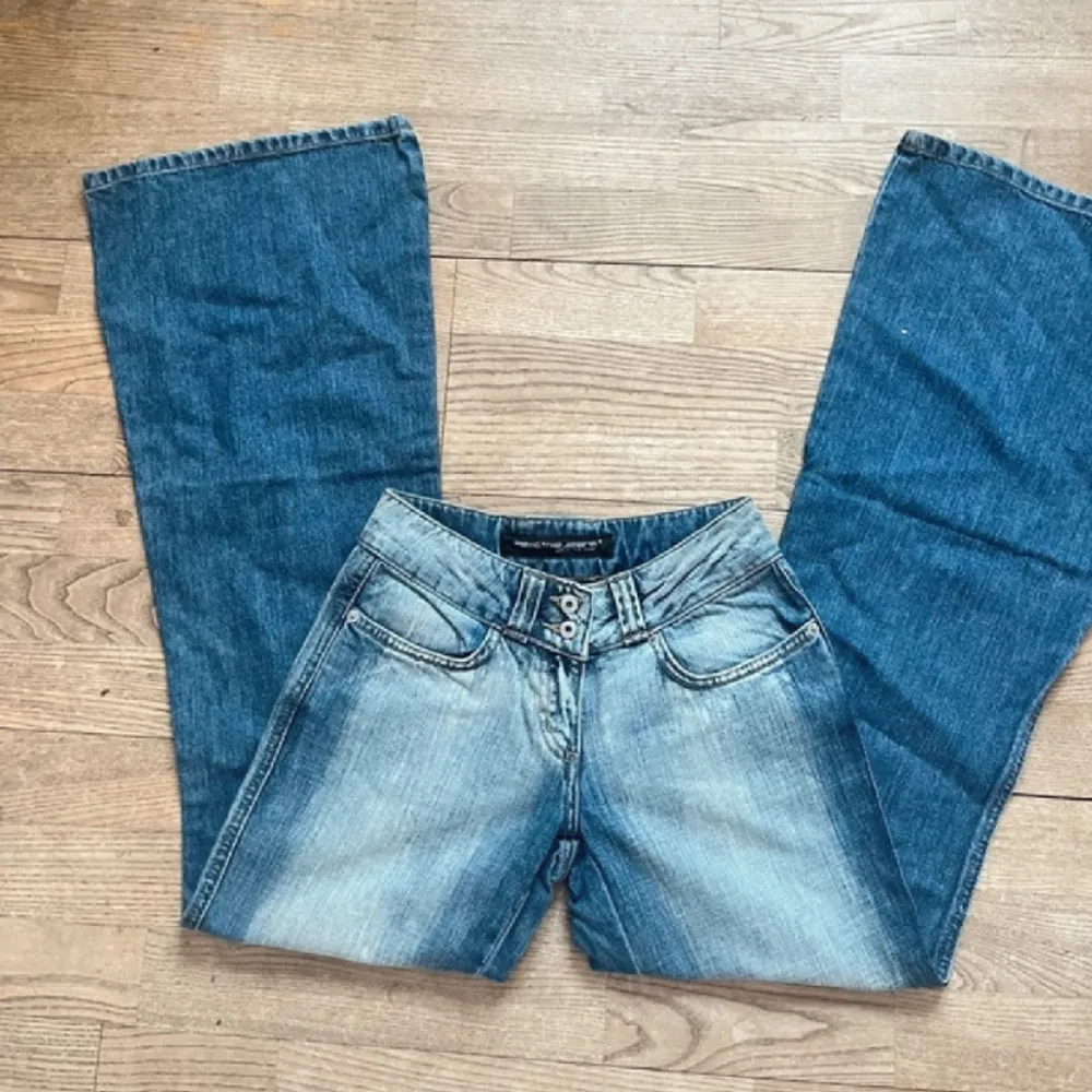 Säljer dessa super coola jeans i storlek 34. Midjemått rakt över 33cm,  innebenslängd 82cm.💓 knappt använda . Jeans & Byxor.